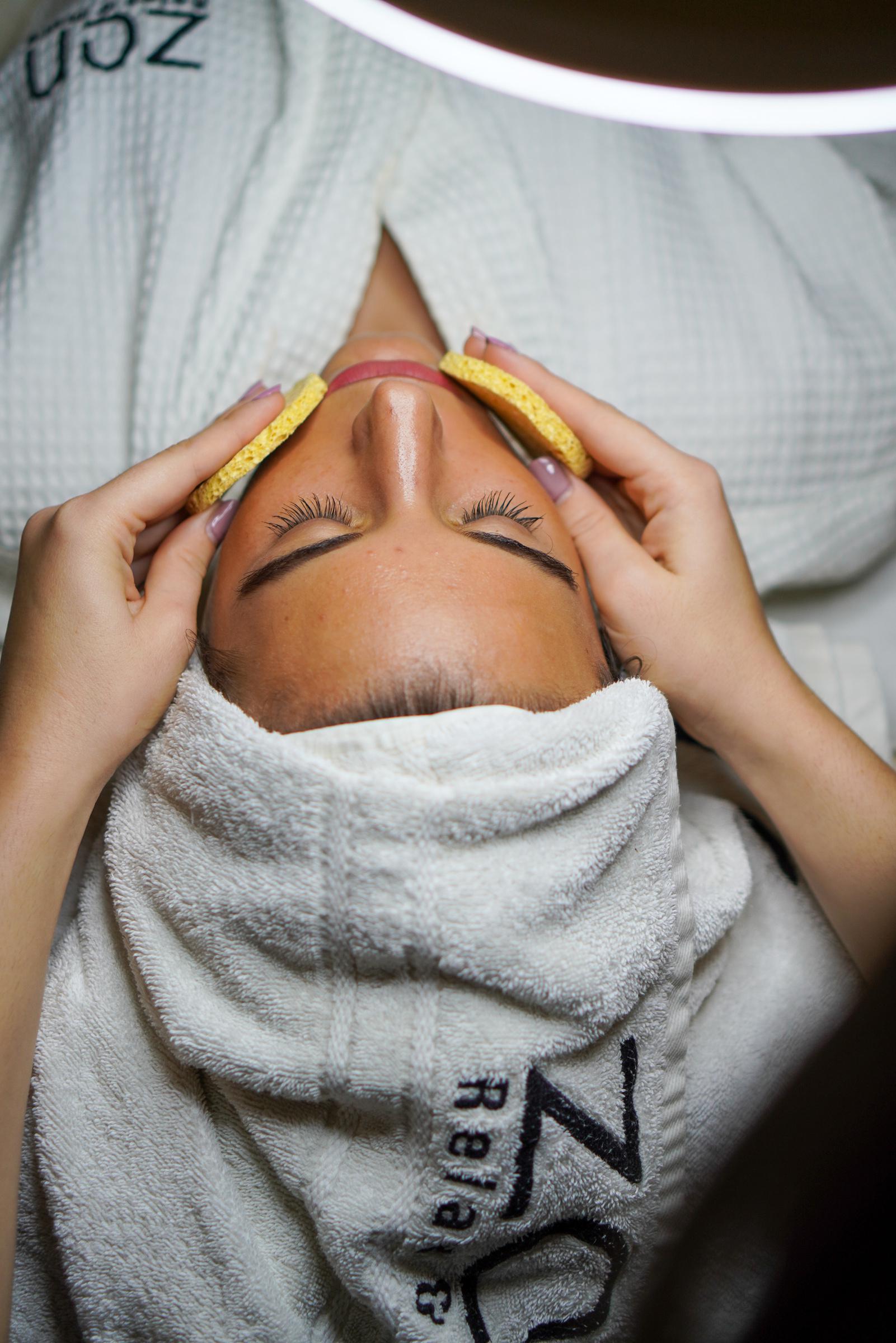 Soin du visage en cours de réalisation